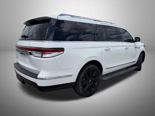 Pristine White Metallic Tri-Coat 2024 Lincoln Navigator Reserve
