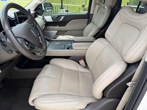 Pristine White Metallic Tri-Coat 2024 Lincoln Navigator Reserve