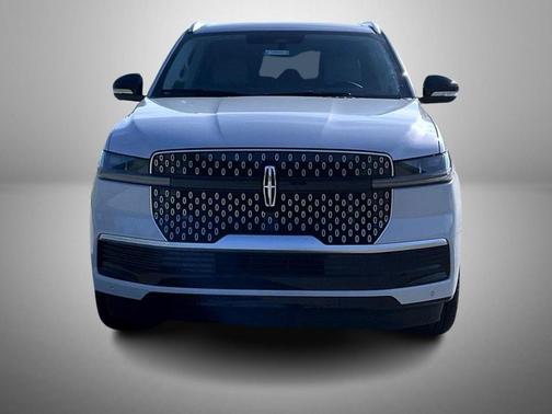 Crystal White Metallic Clearcoat 2026 Lincoln Navigator Reserve