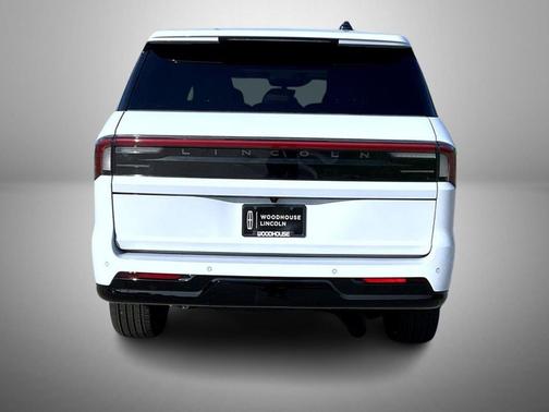 Crystal White Metallic Clearcoat 2026 Lincoln Navigator Reserve