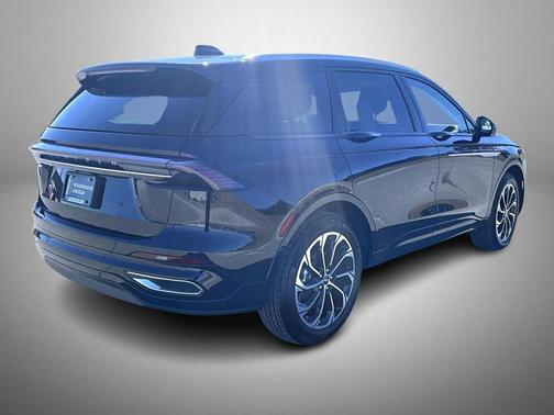 Infinite Black Metallic Clearcoat 2026 Lincoln Nautilus Reserve