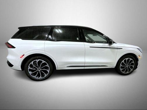 White Platinum Metallic Tri-Coat 2026 Lincoln Nautilus Reserve