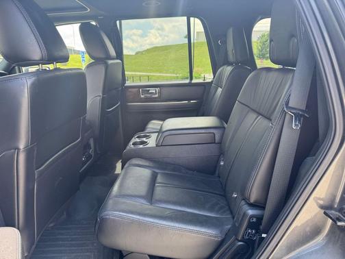 Magnetic Metallic 2015 Lincoln Navigator Base