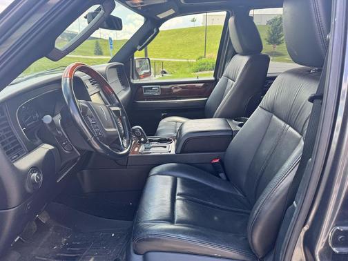 Magnetic Metallic 2015 Lincoln Navigator Base