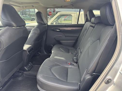 Celestial Silver Metallic 2021 Toyota Highlander Hybrid Limited