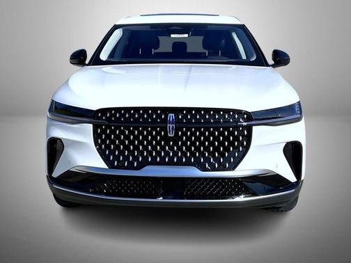 White Platinum Metallic Tri-Coat 2026 Lincoln Nautilus Premiere