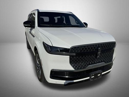 White Metallic 2025 Lincoln Navigator Reserve