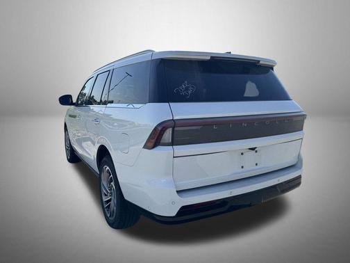 White Metallic 2025 Lincoln Navigator Reserve
