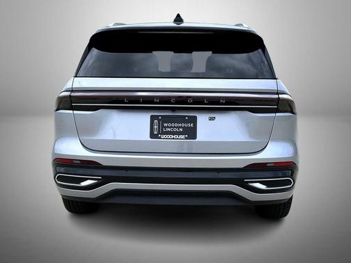 Silver Radiance Metallic Clearcoat 2026 Lincoln Nautilus Reserve
