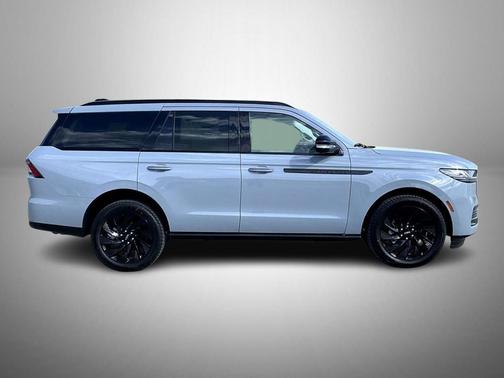 Gray Mist Metallic Tri-Coat 2026 Lincoln Navigator Reserve
