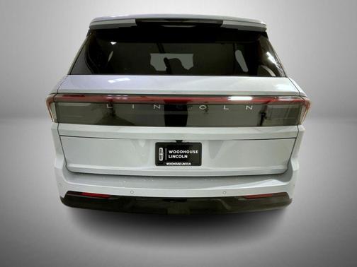 Crystal White Metallic Clearcoat 2026 Lincoln Navigator Reserve