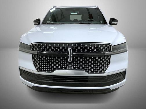 Crystal White Metallic Clearcoat 2026 Lincoln Navigator Reserve