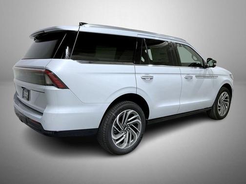 Crystal White Metallic Clearcoat 2026 Lincoln Navigator Reserve