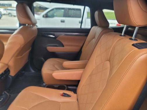 2021 Toyota Highlander Hybrid Platinum