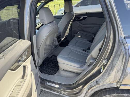 Samurai Gray Metallic 2021 Audi Q7 55 Prestige