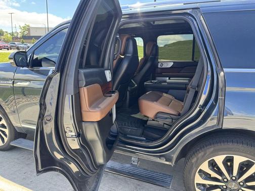 Flight Blue Metallic Clearcoat 2024 Lincoln Navigator Reserve