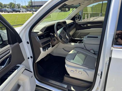 White Frost Tricoat 2022 GMC Yukon Denali