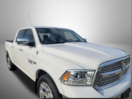 Bright White Clearcoat 2018 RAM 1500 Laramie