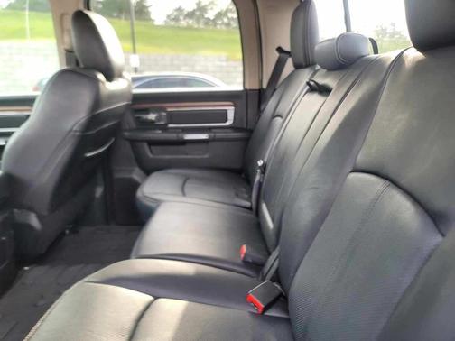 Bright White Clearcoat 2018 RAM 1500 Laramie