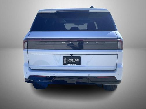 Star White Metallic Tri-Coat 2026 Lincoln Navigator Black Label