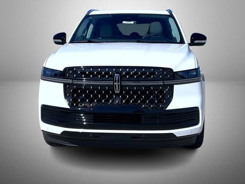 Star White Metallic Tri-Coat 2026 Lincoln Navigator Black Label