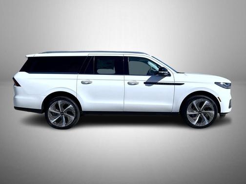 Star White Metallic Tri-Coat 2026 Lincoln Navigator Black Label