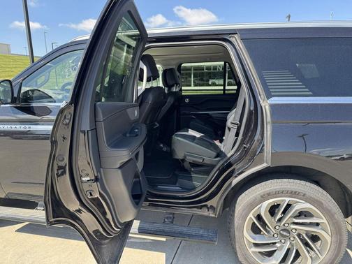 Infinite Black Metallic Clearcoat 2025 Lincoln Navigator Reserve