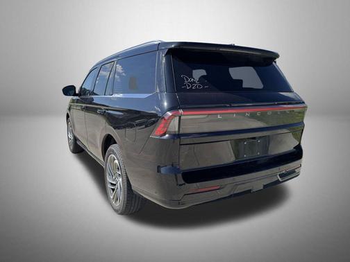 Infinite Black Metallic Clearcoat 2025 Lincoln Navigator Reserve