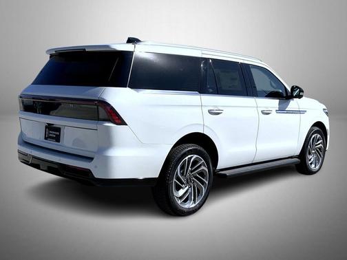 Star White Metallic Tri-Coat 2026 Lincoln Navigator Premiere