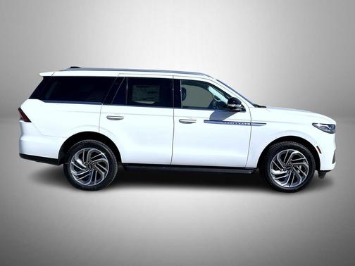 Star White Metallic Tri-Coat 2026 Lincoln Navigator Premiere