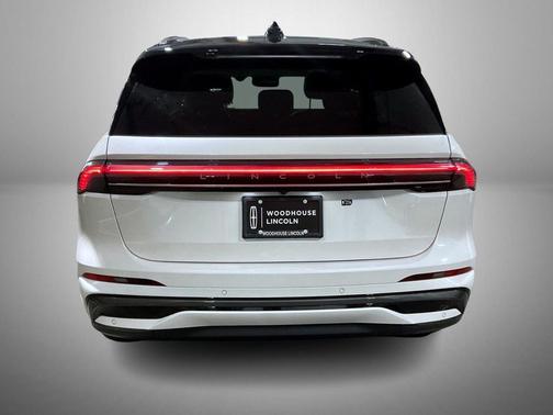 White Platinum Metallic Tri-Coat 2026 Lincoln Nautilus Black Label