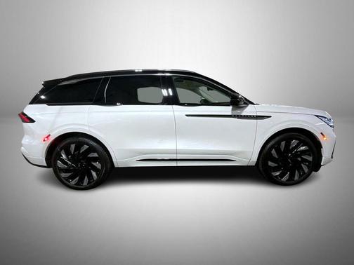 White Platinum Metallic Tri-Coat 2026 Lincoln Nautilus Black Label