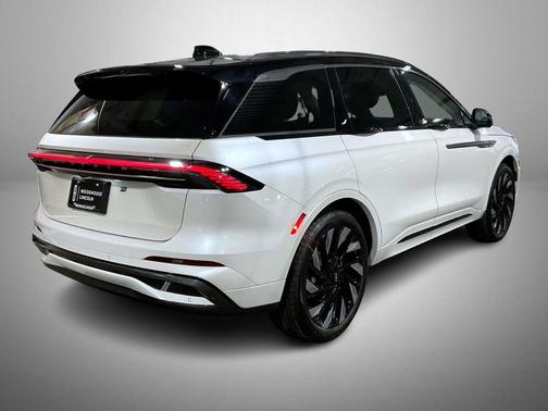 White Platinum Metallic Tri-Coat 2026 Lincoln Nautilus Black Label