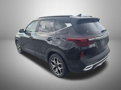 Cherry Black 2022 Kia Seltos EX
