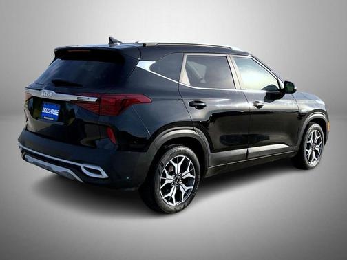 Cherry Black 2022 Kia Seltos EX