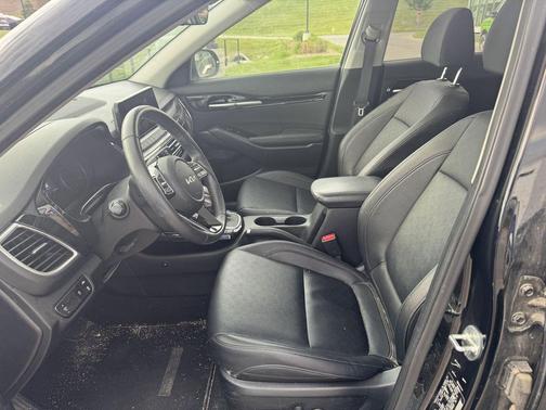 Cherry Black 2022 Kia Seltos EX