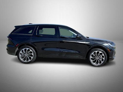 Infinite Black Metallic Clearcoat 2026 Lincoln Nautilus Reserve