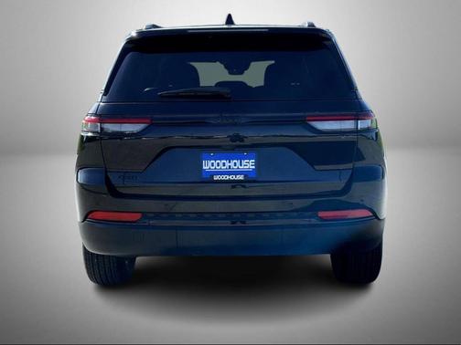 Diamond Black Crystal Pearlcoat 2025 Jeep Grand Cherokee Altitude