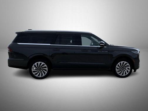 Chroma Caviar Dark Gray Metallic Clearcoat 2026 Lincoln Navigator Black Label
