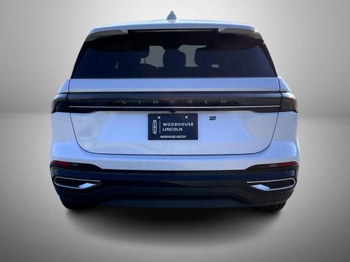White Platinum Metallic Tri-Coat 2026 Lincoln Nautilus Premiere