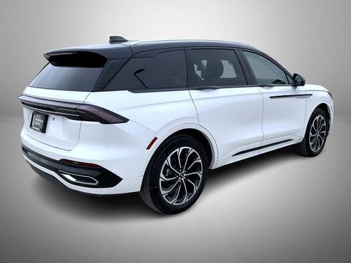 White Platinum Metallic Tri-Coat 2026 Lincoln Nautilus Reserve