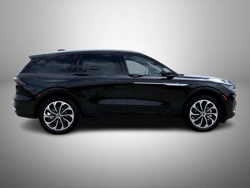 Infinite Black Metallic Clearcoat 2026 Lincoln Nautilus Reserve
