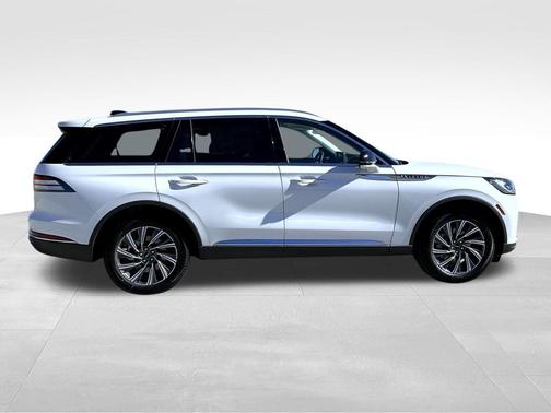 Pristine White Metallic Tri-Coat 2026 Lincoln Aviator Premiere