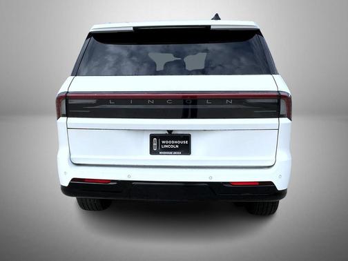 Star White Metallic Tri-Coat 2026 Lincoln Navigator Black Label