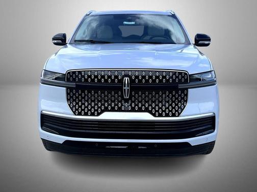 Crystal White Metallic Clearcoat 2026 Lincoln Navigator Reserve