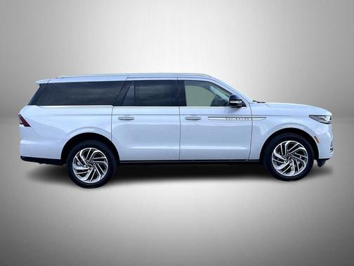 Crystal White Metallic Clearcoat 2026 Lincoln Navigator Reserve