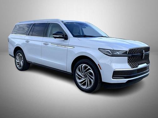 Crystal White Metallic Clearcoat 2026 Lincoln Navigator Reserve