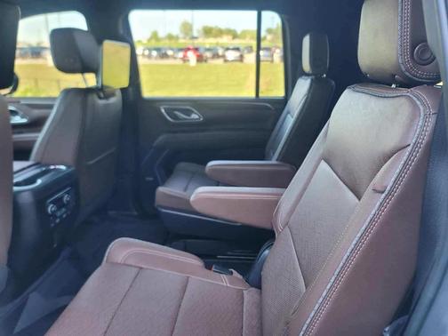 Iridescent Pearl Tricoat 2023 Chevrolet Suburban 4WD High Country
