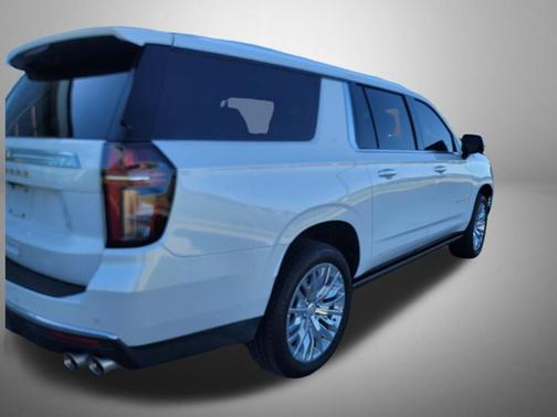 Iridescent Pearl Tricoat 2023 Chevrolet Suburban 4WD High Country