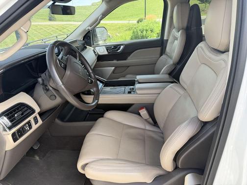 Pristine White Metallic Tri-Coat 2023 Lincoln Navigator Reserve
